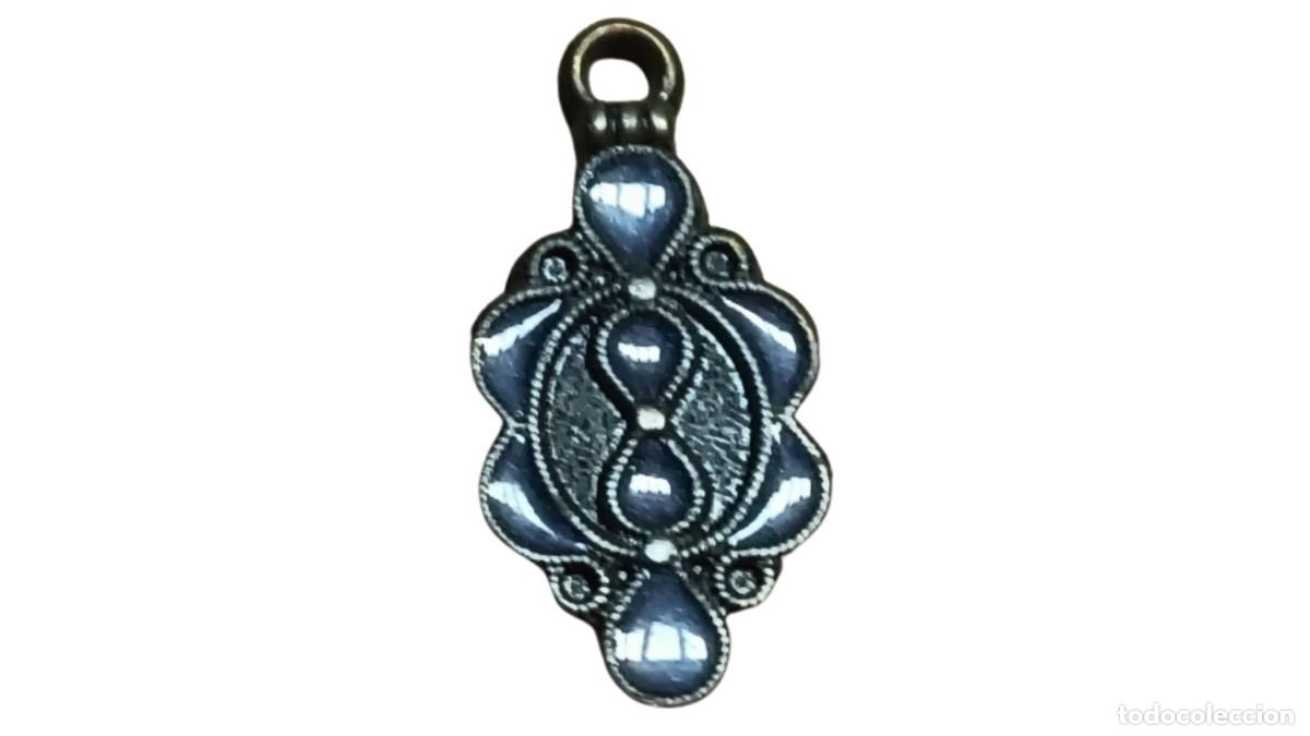 Joyeria: COLGANTE DE METAL OSCURO CON FILIGRANA Y GOTAS EN RELIEVE - DISE&Ntilde;O &Eacute;TNICO SIM&Eacute;TRICO CON ANILLA
