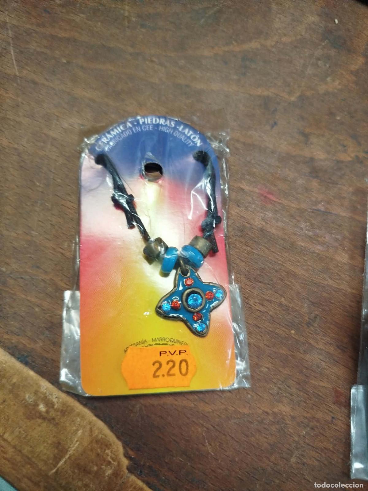 Joyeria: Colgante piedras cer&aacute;mica y lat&oacute;n. Caj&oacute;n 4 despacho