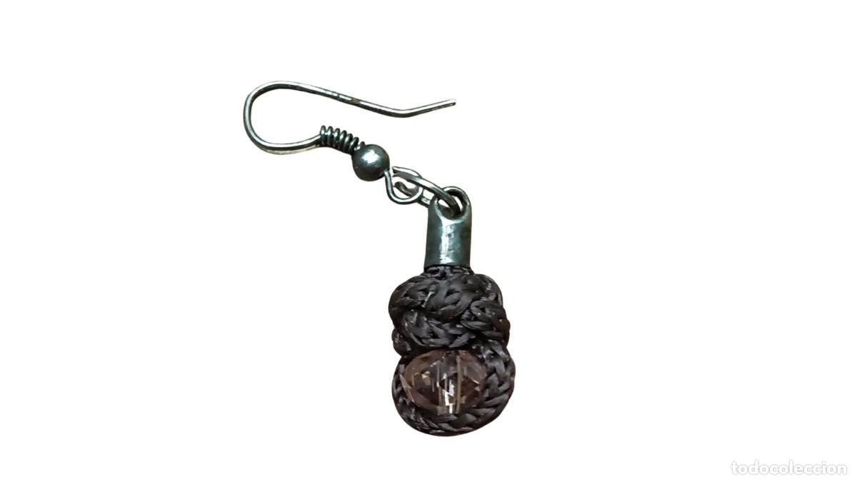 Joyeria: PENDIENTE VINTAGE - HILO TRENZADO MARR&Oacute;N CON PIEDRA LILA TRANSPARENTE