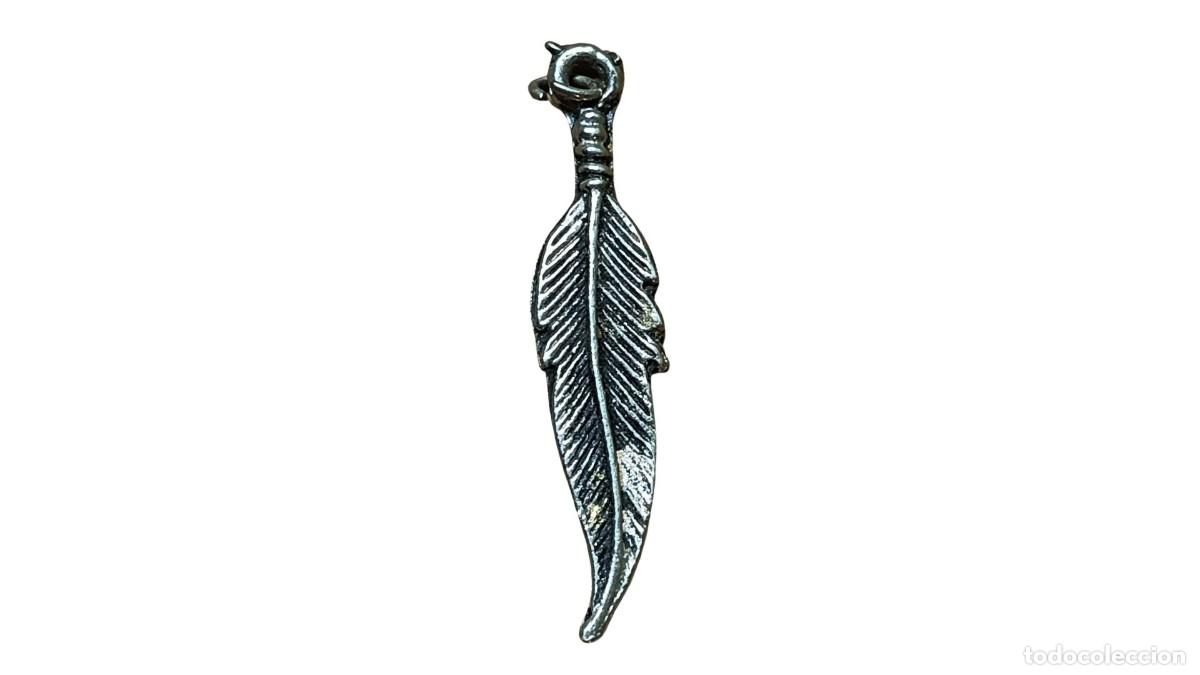 Joyeria: COLGANTE VINTAGE - PLUMA EN METAL PLATEADO ENVEJECIDO - CIERRE DE ANILLA - A&Ntilde;OS 90-2000