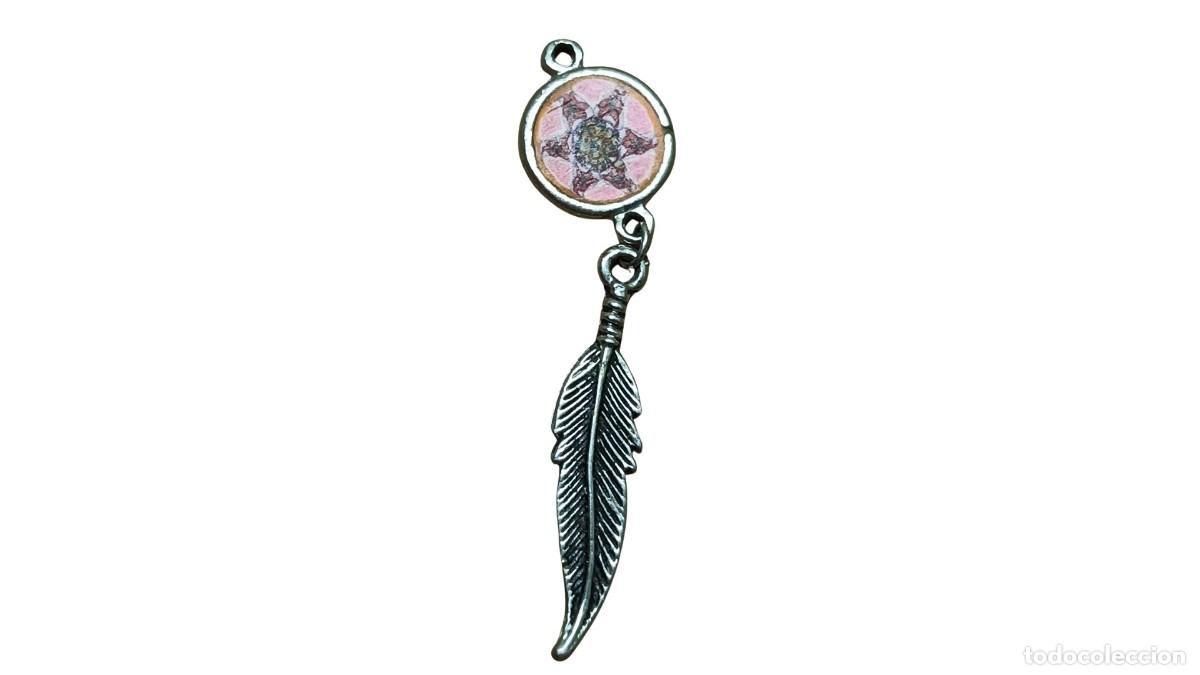 Joyeria: COLGANTE VINTAGE - PLUMA EN METAL PLATEADO ENVEJECIDO - CIERRE DE ANILLA - A&Ntilde;OS 90-2000