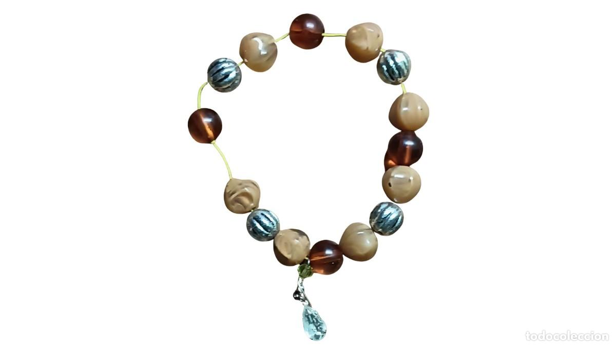 Joyeria: PULSERA VINTAGE - CUENTAS EN TONOS TIERRA, MARR&Oacute;N Y PLATEADO ESTRIADO - DIJE COLGANTE