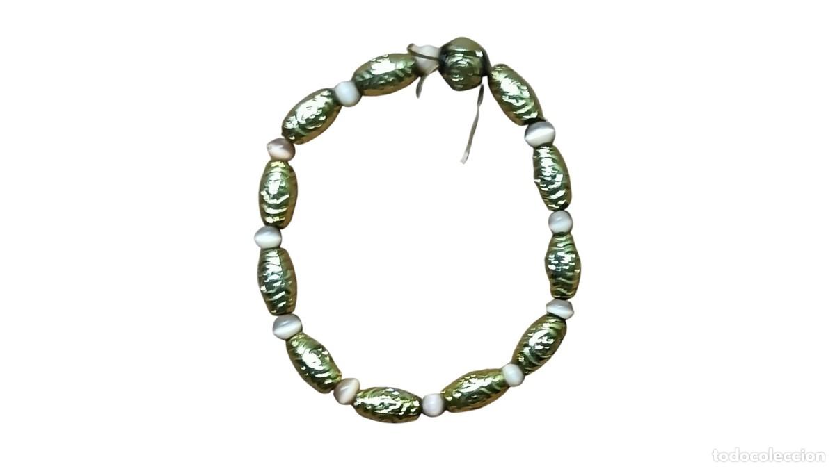 Joyeria: PULSERA VINTAGE - CUENTAS OVALADAS VERDE OLIVA METALIZADO CON RELIEVE Y PEQUE&Ntilde;AS CUENTAS BLANCAS