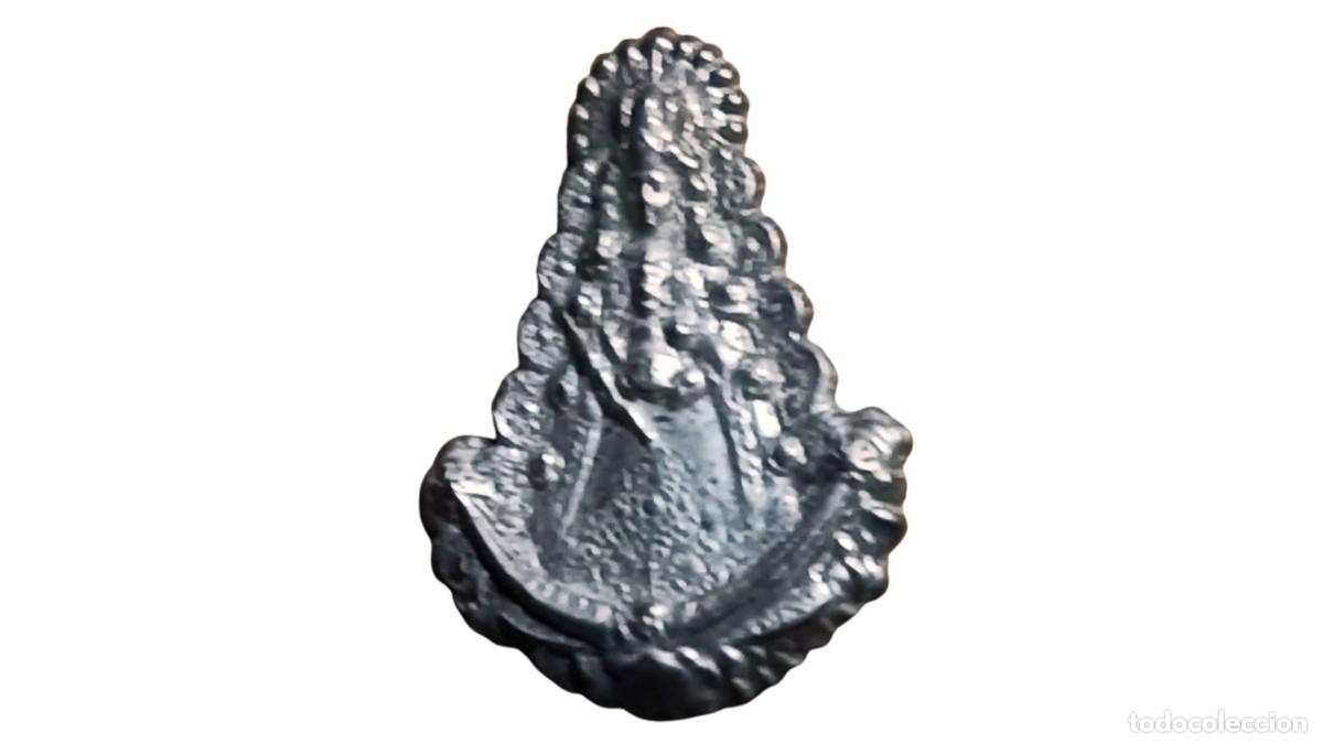 Joyeria: BROCHE VINTAGE - VIRGEN DEL ROC&Iacute;O EN RELIEVE - METAL PLATEADO ENVEJECIDO - A&Ntilde;OS 80-90
