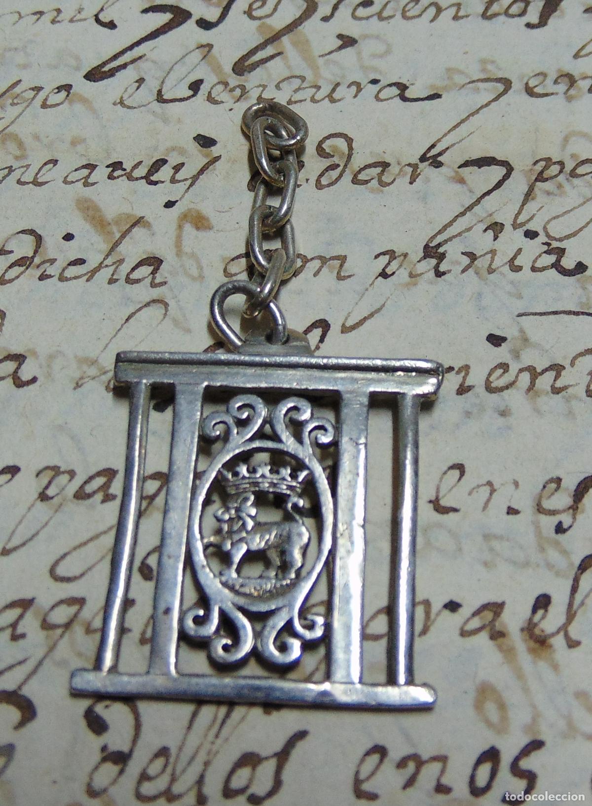 Joyeria: COLGANTE PLATA BARANDILLA PAMPLONA, 2,5x2,5CM