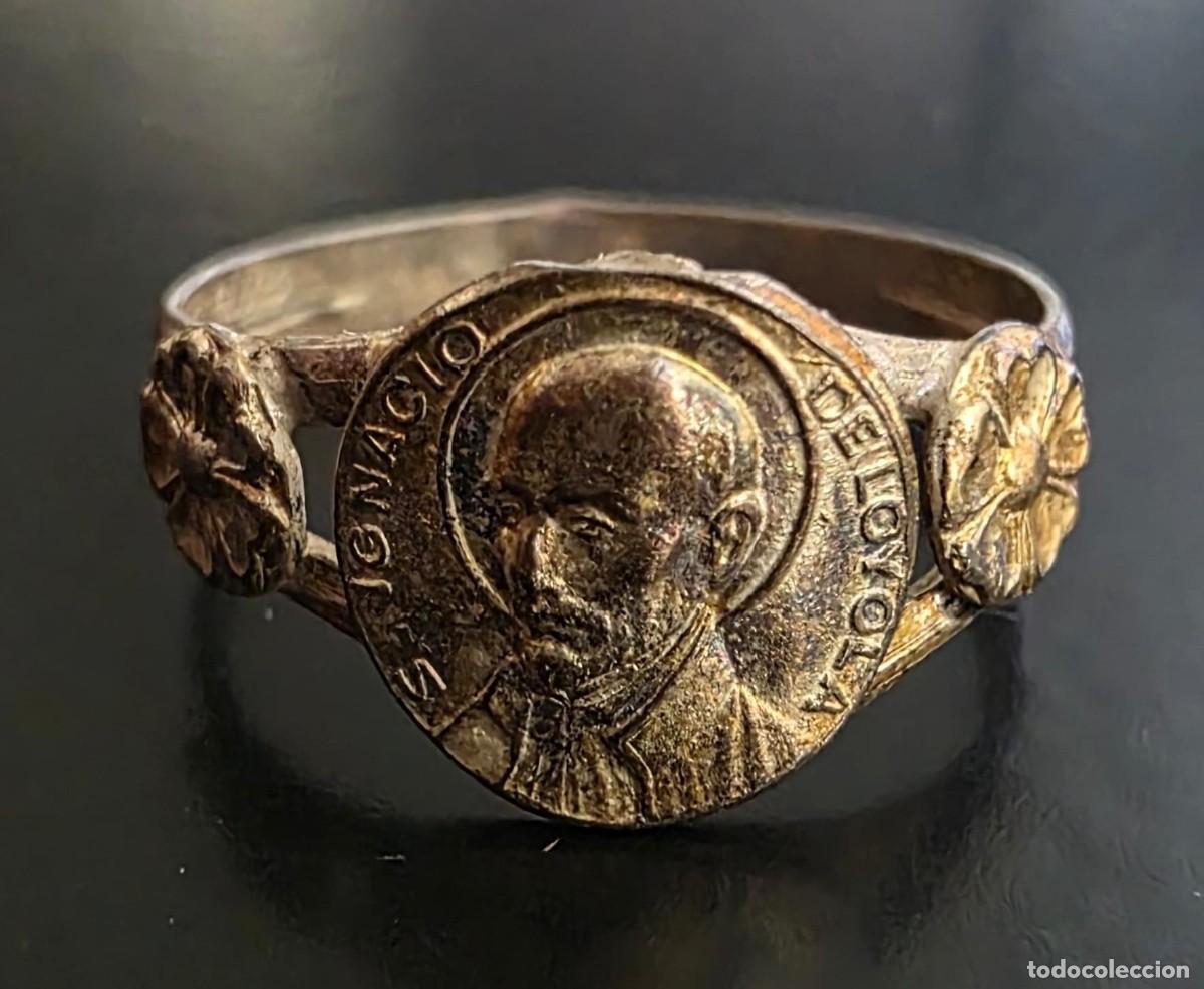 Joyeria: Anillo religioso vintage de San Ignacio de Loyola con flores laterales &ndash; Metal de tono plateado