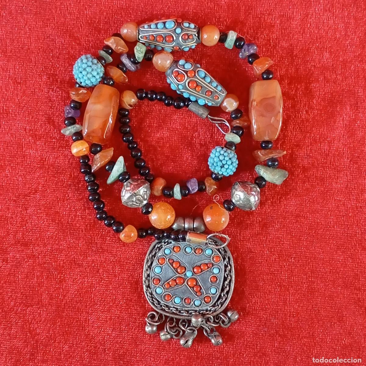 Joyeria: HERMOSO COLLAR VINTAGE DE ESTILO TIBETANO - ACABADOS METALICOS - PIEDRAS TURQUESA Y CORAL - 30 CM
