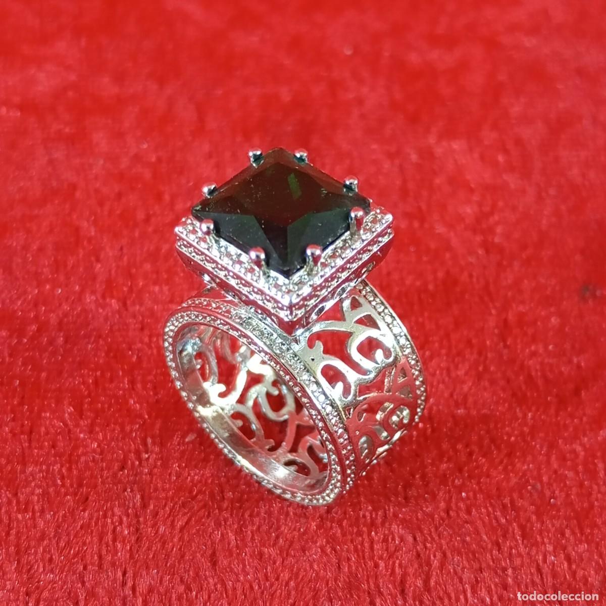 Joyeria: HERMOSO ANILLO CHAPADO EN PLATINO - PIEDRA CICONITA VERDE DE TALLA CUADRADA - 3,2 CM