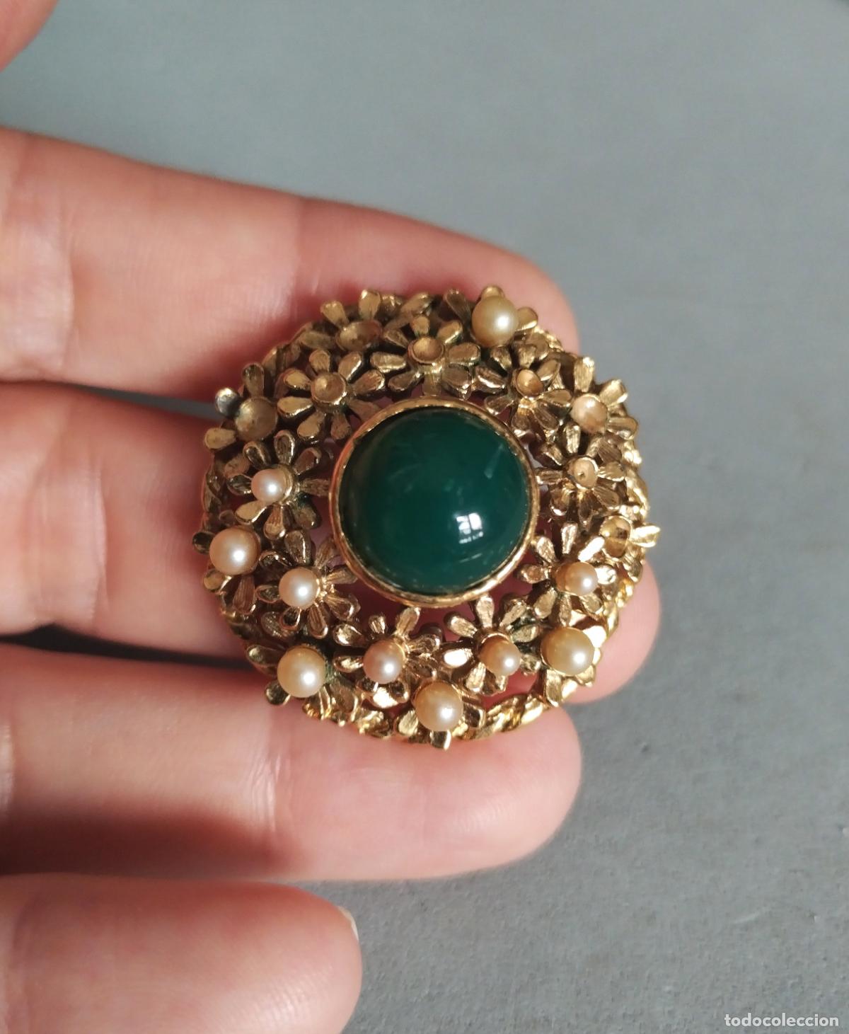 Joyeria: Bonito y antiguo broche dorado con piedra verde.