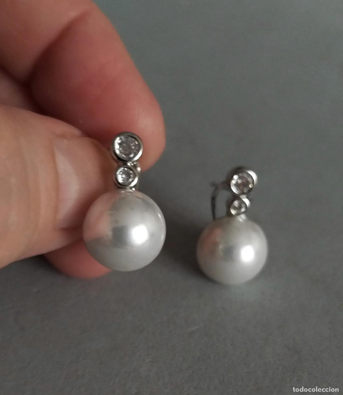 Joyeria: Pendientes plateados con perla, y dos cristalitos. Cierre omega.