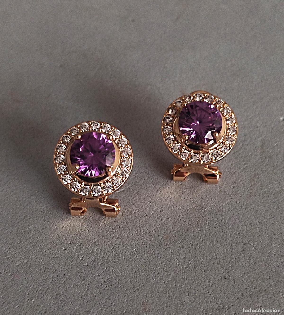 Joyeria: Pendientes dorados con cristal lila.