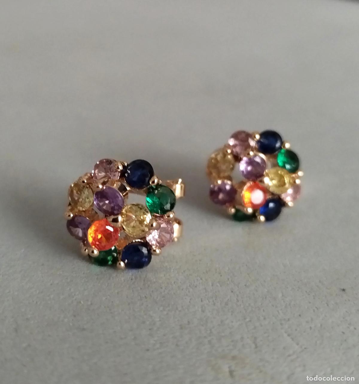 Joyeria: Pendientes dorados con cristales de colores. Cierre omega.