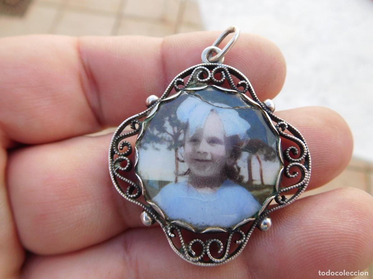 Joyeria: Colgante antiguo con esmalte de ni&ntilde;a sonriente