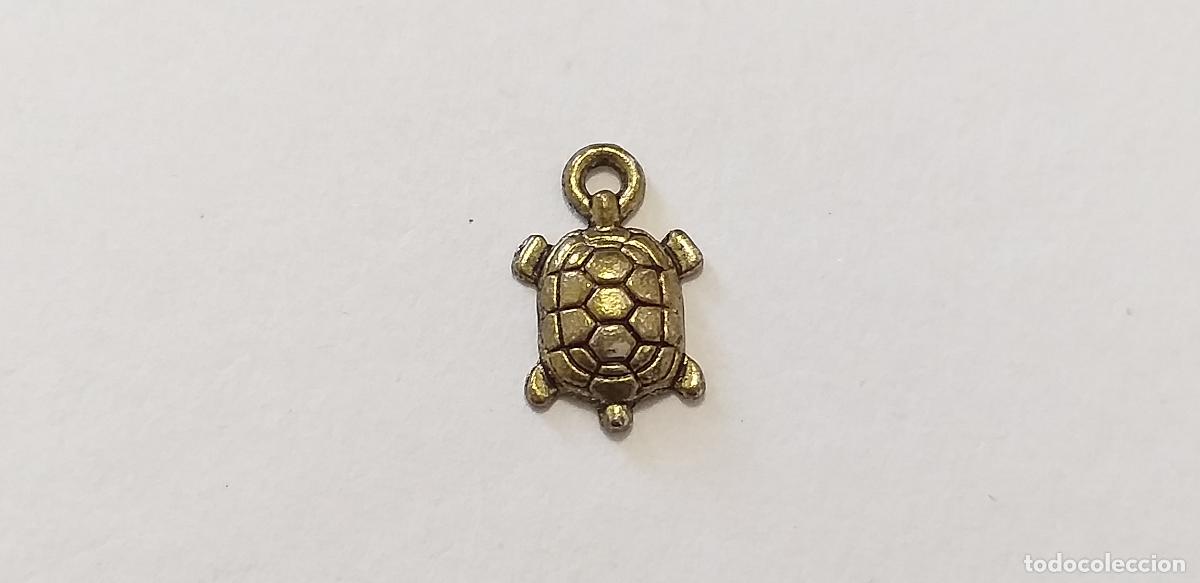 Joyeria: Peque&ntilde;o colgante. Forma de tortuga. Dorado. 1,5 cm. Miniatura. Jicotea