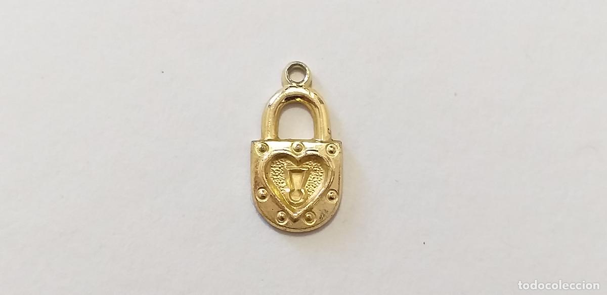 Joyeria: Peque&ntilde;o y bonito colgante con forma de candado. Metal dorado. 2 cm. Miniatura