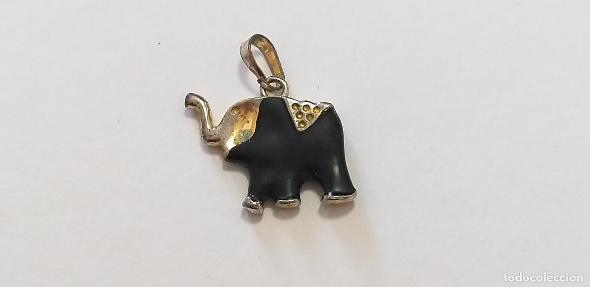 Joyeria: Colgante con forma de elefante. Negro y dorado