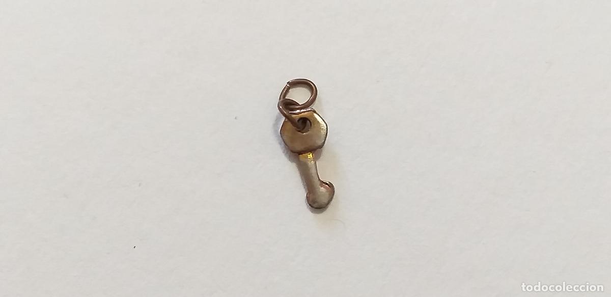 Joyeria: Antiguo y peque&ntilde;o colgante de metal. Forma de llave. 1 cm. Miniatura
