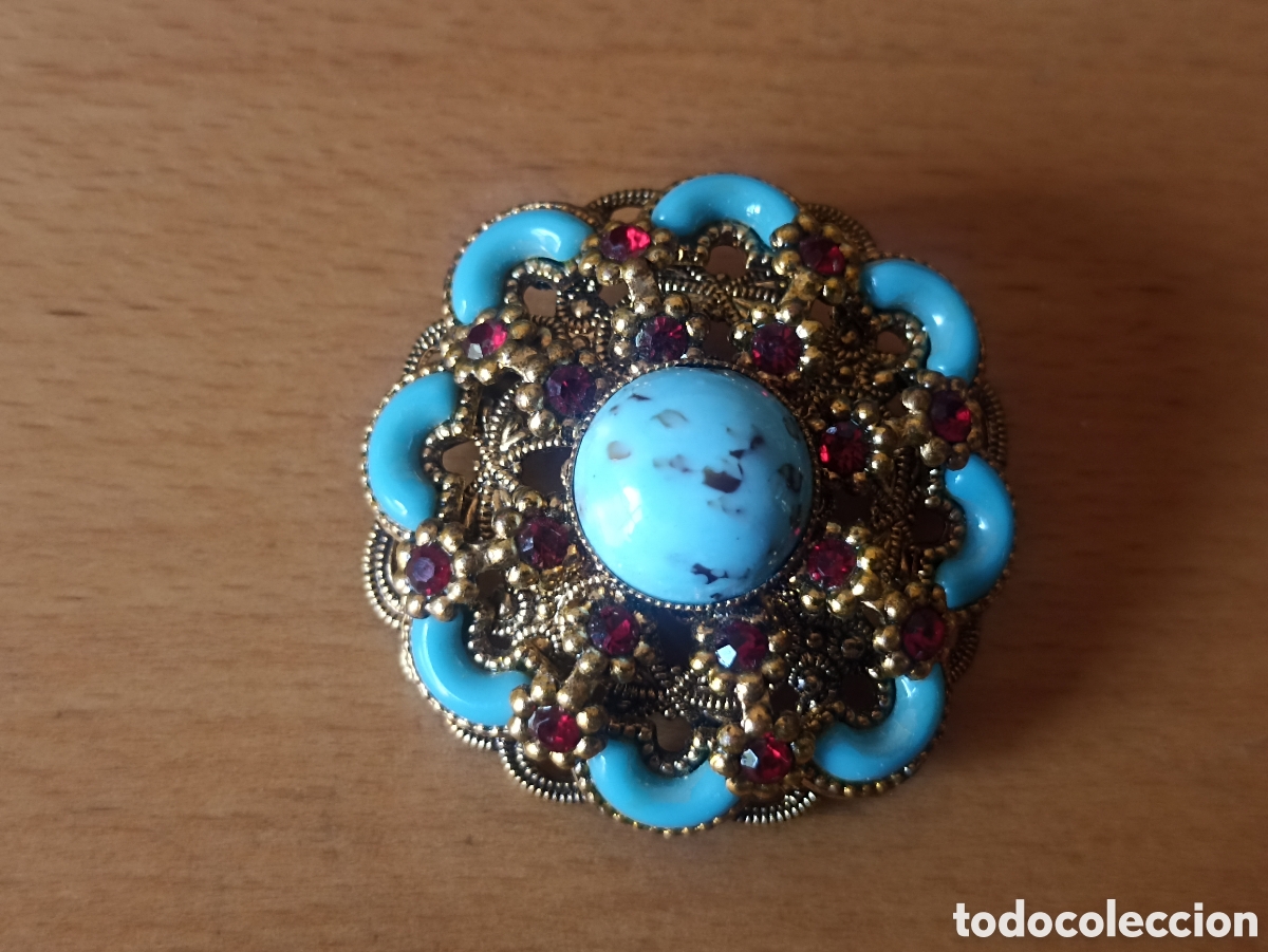 Joyeria: Broche redondo dorado azul y rojo 3,5 cms de di&aacute;metro