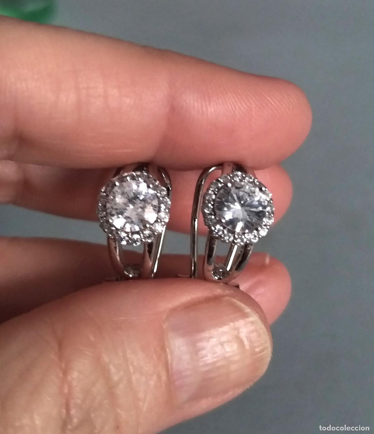 Joyeria: Pendientes plateados con circonitas o simil.