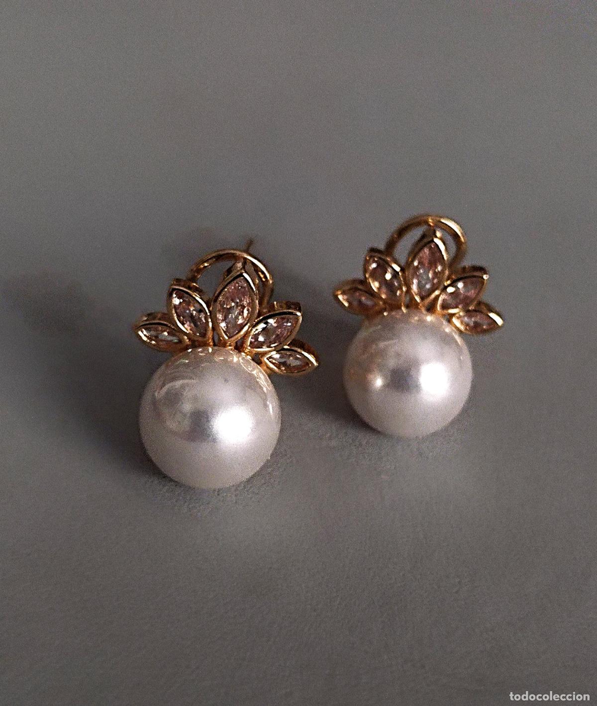 Joyeria: Pendientes dorados con perlas, cierre omega.