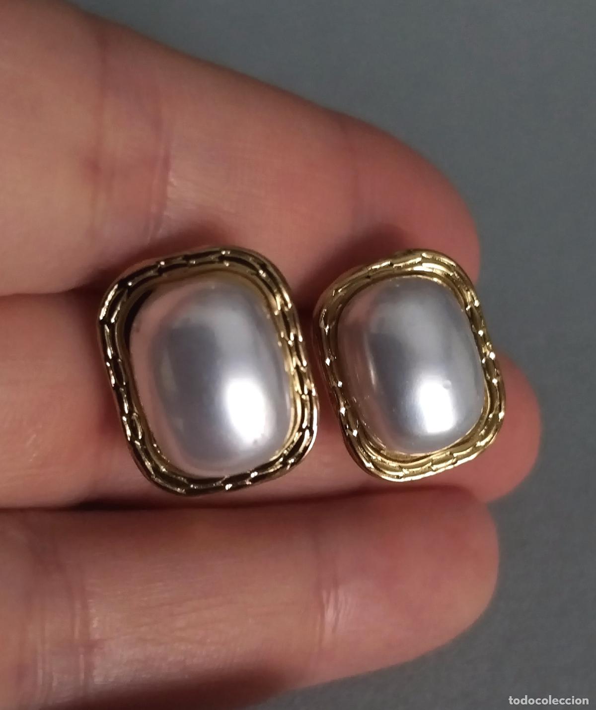 Joyeria: Pendientes dorados con perlas, cierre omega.