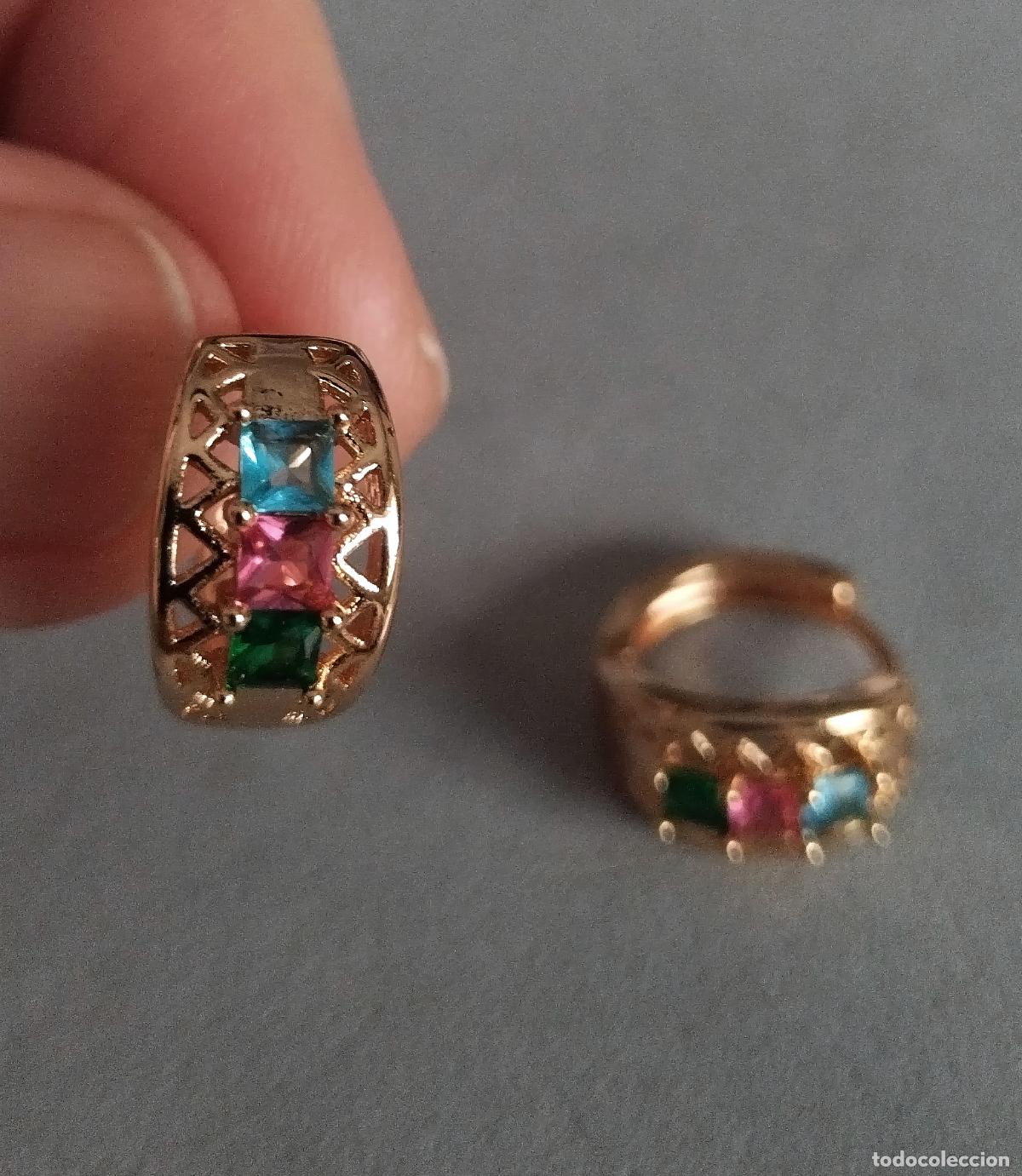 Joyeria: Pendientes dorados con cristalitos de color.