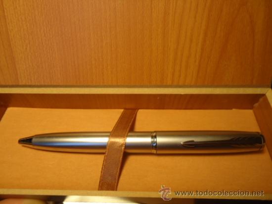 Penne a sfera antiche: PRECIOSO BOLIGRAFO LISO CROMADO, EN CAJA DE MADERA , ESTUCHE BOLI