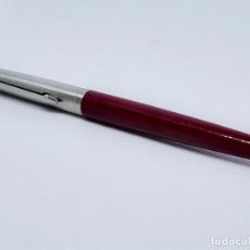 Bolígrafos antiguos: PLUMA PARKER MADE IN UK EN ACERO Y COLOR GRANATE. Lote 186113591
