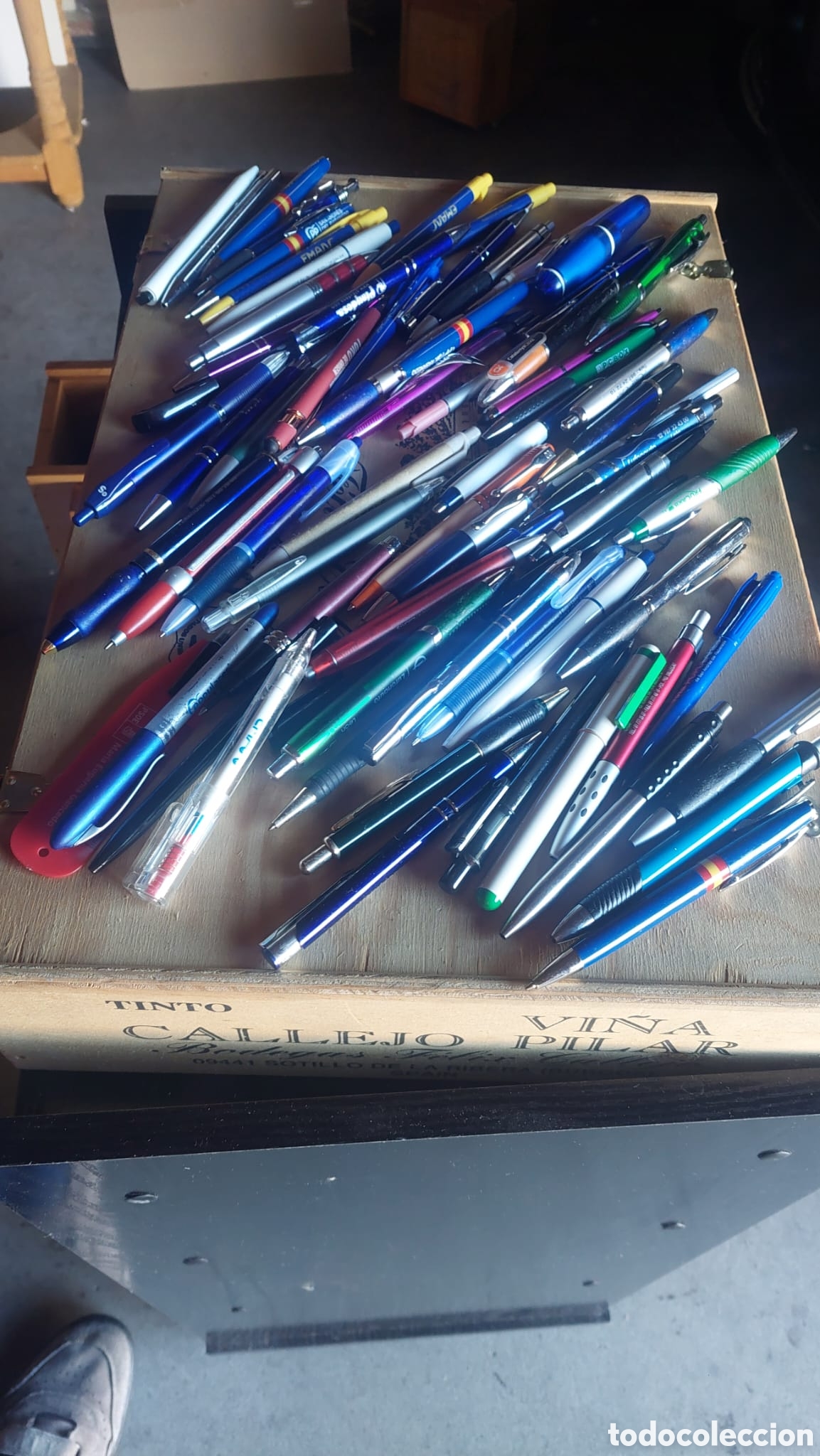 Bol&iacute;grafos antiguos: Lote de 70 boligrafos de publicidad