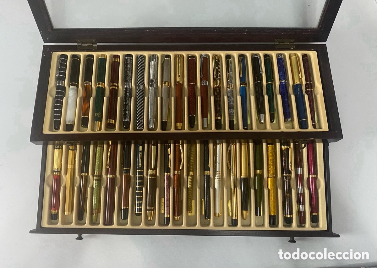 Bol&iacute;grafos antiguos: Colecci&oacute;n de 40 plumas estilogr&aacute;ficas con expositor