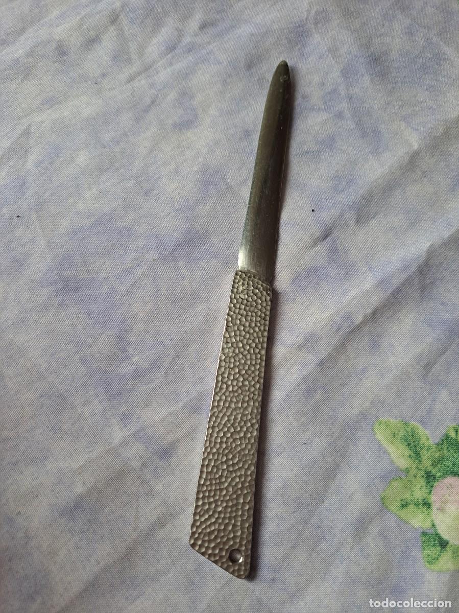 Bol&iacute;grafos antiguos: Bonito abrecartas de metal plateado , mango martillado o punzonado