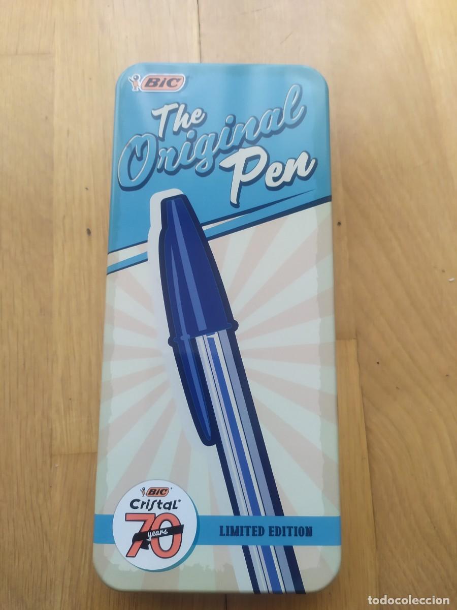 Bol&iacute;grafos antiguos: CAJA DE LATA DE BOLIGRAFOS BIC. 70 ANIVERSARIO. NUEVA.