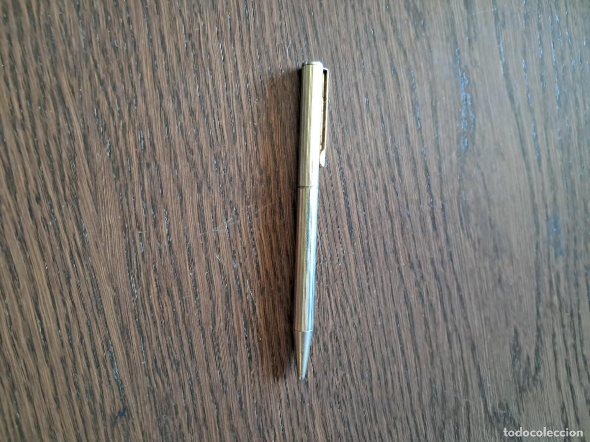 Stylos-bille anciens: bol&iacute;grafo de metal usado.