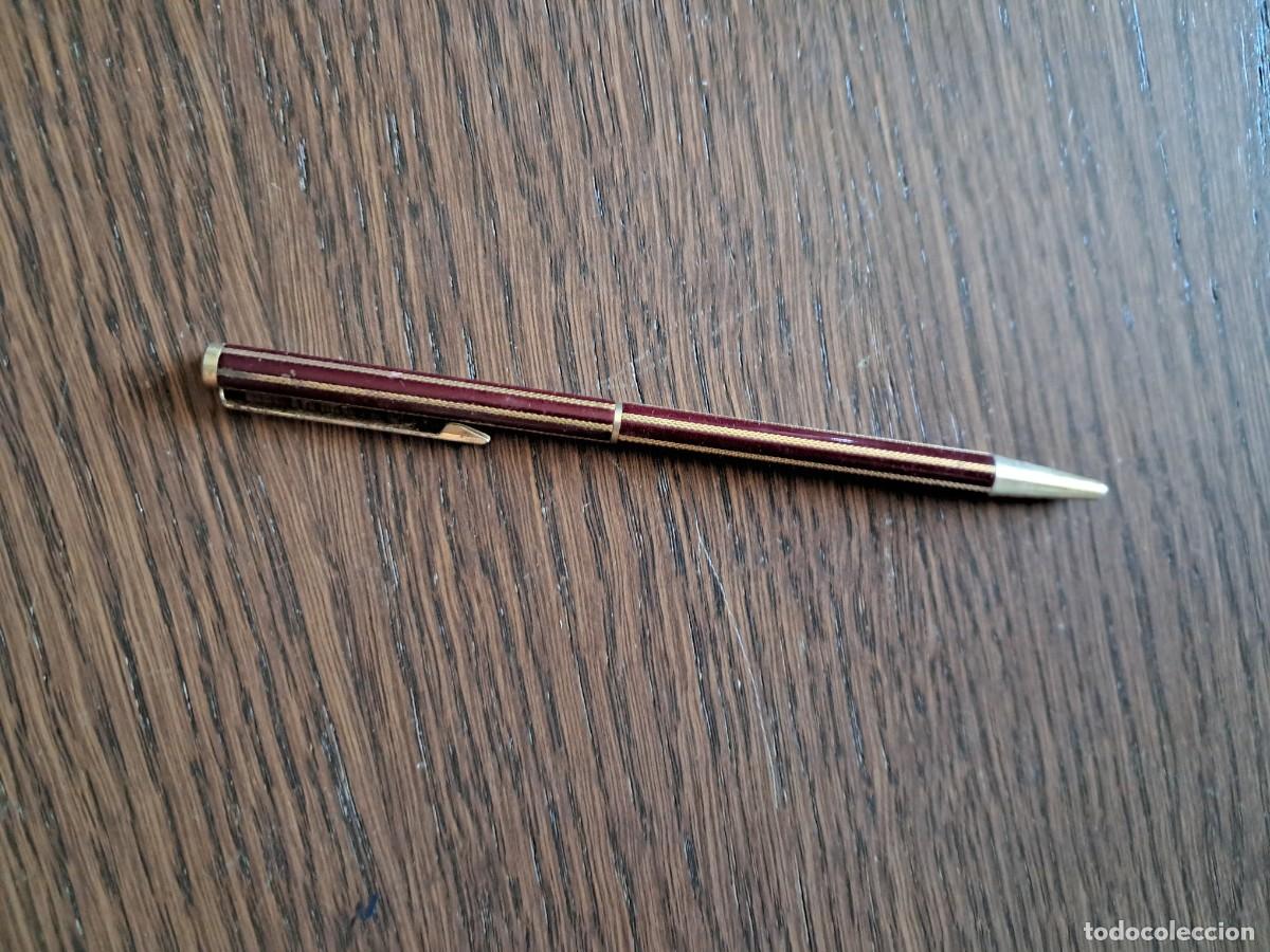 Stylos-bille anciens: bol&iacute;grafo de metal usado.