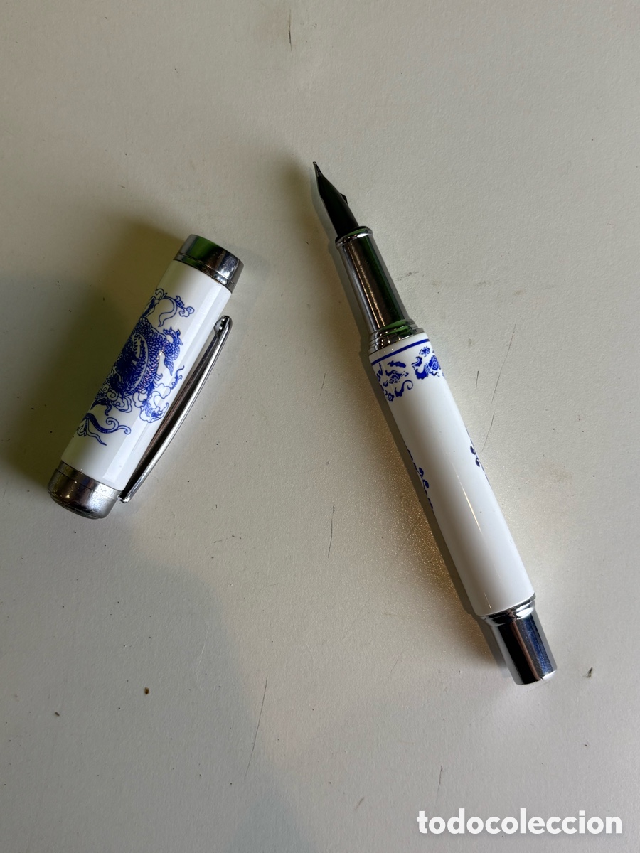 Bol&iacute;grafos antiguos: Pluma estilogr&aacute;fica de porcelana blanca con decoraci&oacute;n azul y plum&iacute;n Iridium Point