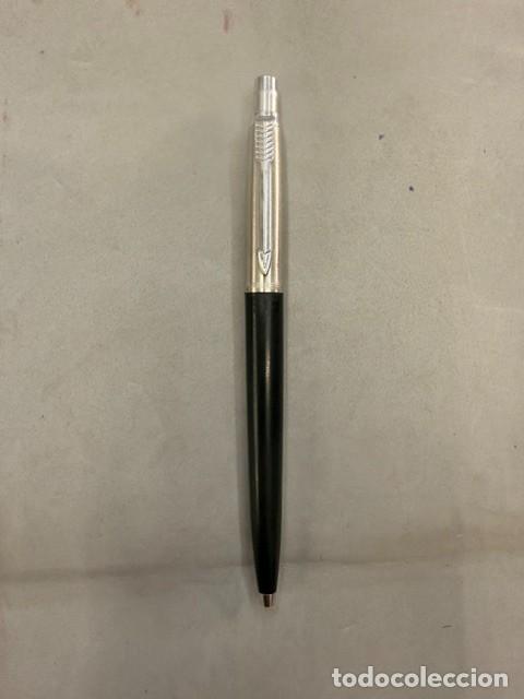 Bol&iacute;grafos antiguos: BOL&Iacute;GRAFO PARKER BASIC. ACABADO EN NEGRO Y PLATEADO. JM-009