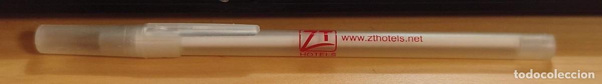 Bol&iacute;grafos antiguos: Bol&iacute;grafo promocional de ZT zthotels - pl&aacute;stico blanco - Sin tinta - 15cm largo tapado