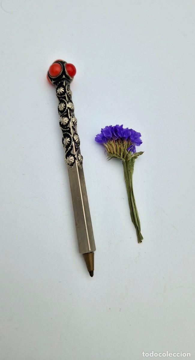 Bol&iacute;grafos antiguos: Bol&iacute;grafo Vintage de Metal con Decoraci&oacute;n Floral y Piedras Rojas | Pieza &Uacute;nica