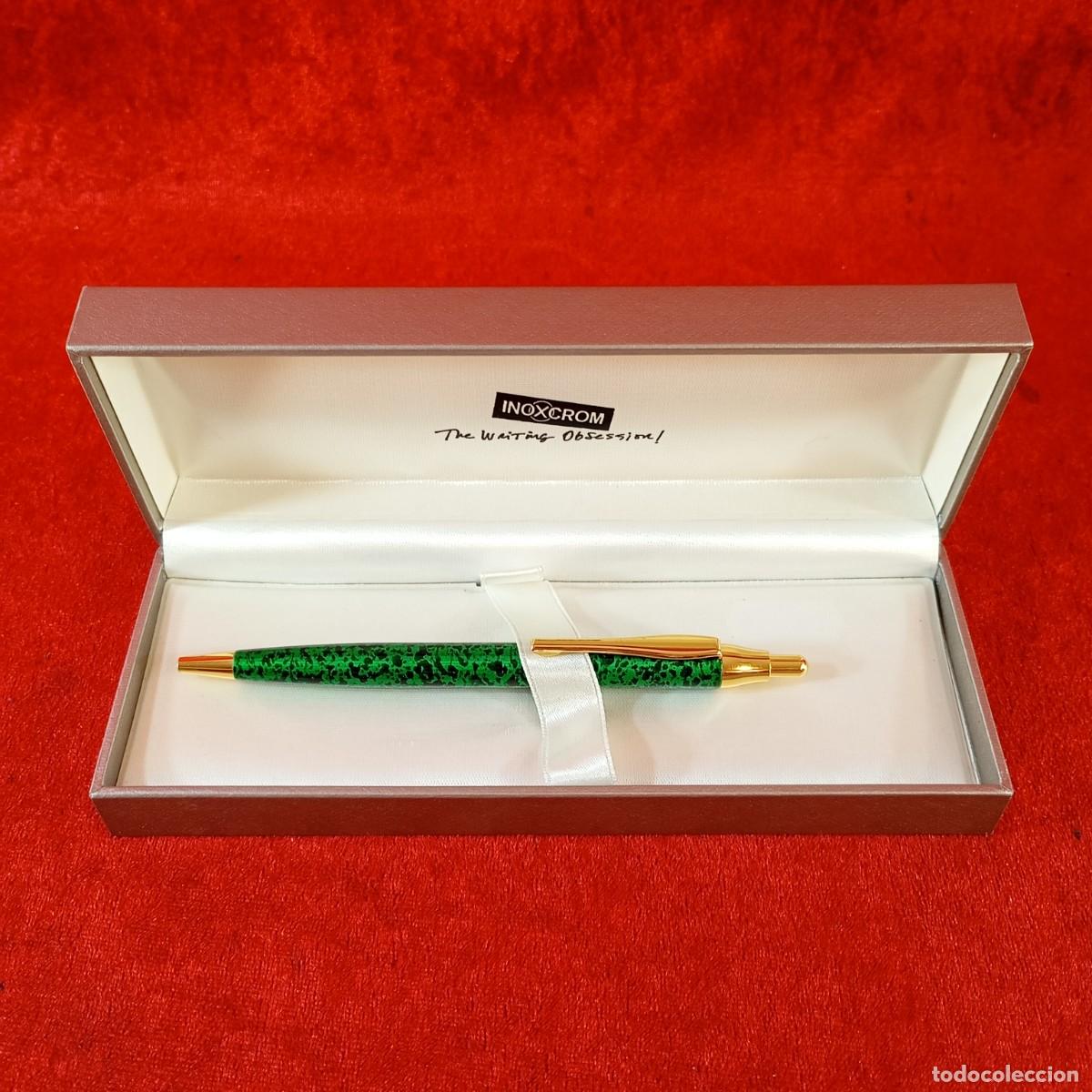 Bol&iacute;grafos antiguos: BOL&Iacute;GRAFO VINTAGE EN VERDE JASPEADO - MARCA INOXCROM LUXE GOLD - 2002 - CON SU ESTUCHE - 13,3 CM