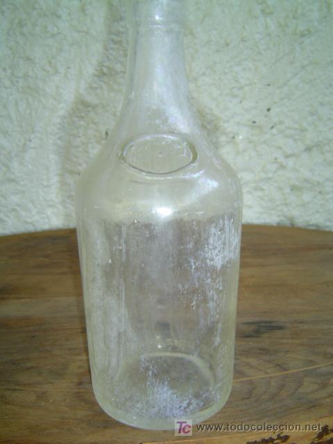 Botellas antiguas: BOTELLA MARIE BRIZARD ROGER LETRAS EN RELIEVE - Foto 1