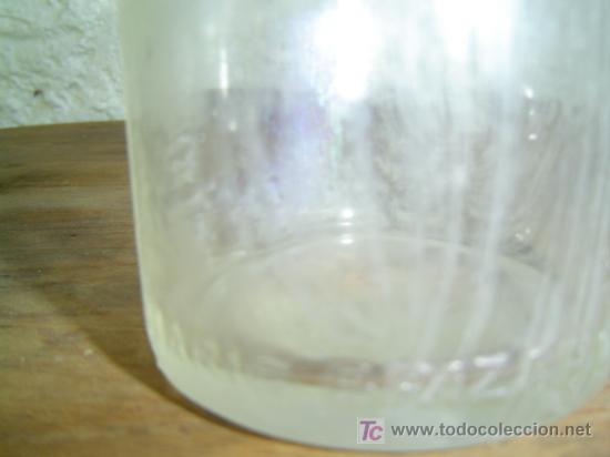 Botellas antiguas: BOTELLA MARIE BRIZARD ROGER LETRAS EN RELIEVE - Foto 2