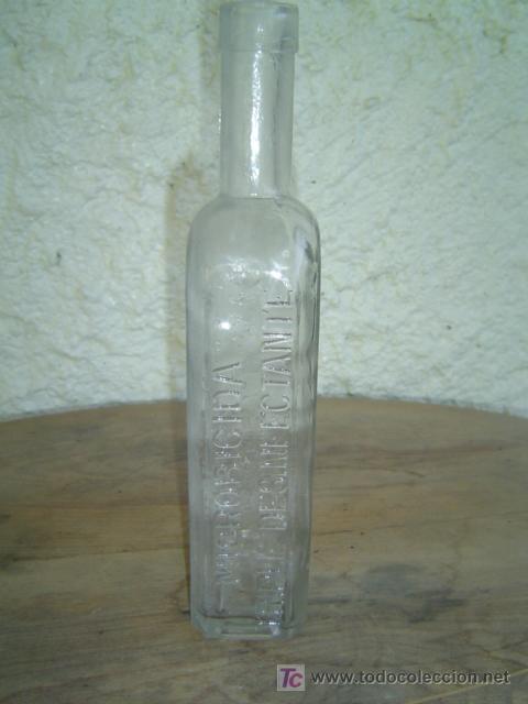 Botellas antiguas: BOTELLA LABORATORIO LETRAS EN RELIEVE EN LOS LADOS - Foto 1