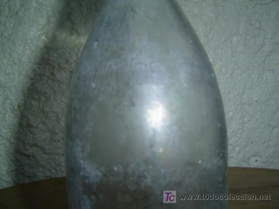 Botellas antiguas: BOTELLA AGUA DE SOLARES LETRAS EN RELIEVE - Foto 2