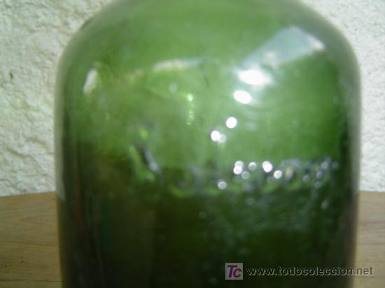 Botellas antiguas: BOTELLA VERDE LETRAS EN RELIEVE - Foto 2