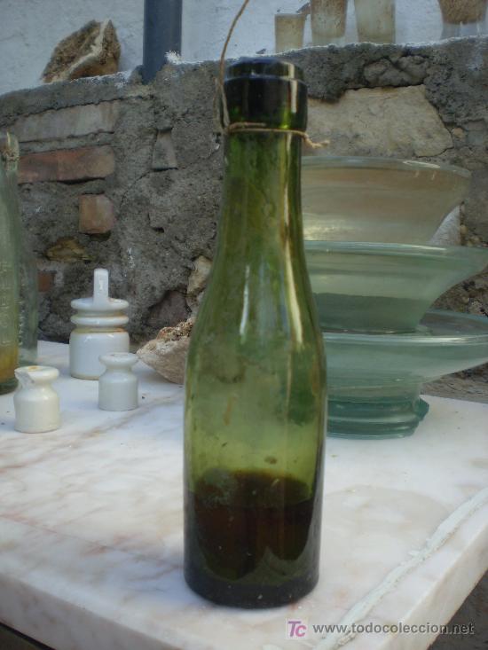 Alte Flaschen: PEQUE&Ntilde;A BOTELLA CON CONTENIDO VISCOSO, NO ACEITE.