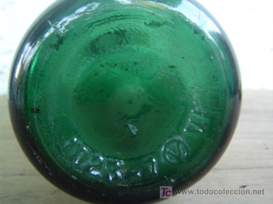 Botellas antiguas: BOTELLA COLOR VERDE N&ordm; EN RELIEVE EN LA BASE - Foto 2