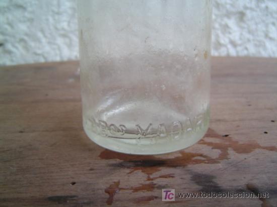 Botellas antiguas: BOTELLA LABORATORIOS DEL DR. MADARIAGA LETRAS EN RELIVE - Foto 2