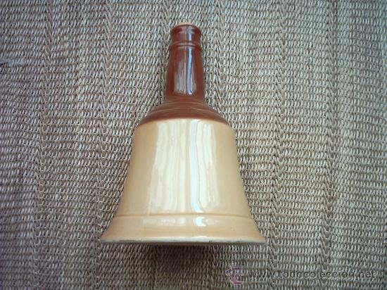 Antique bottles: BOTELLA DE CERAMICA WADE BELL&acute;S SCOTCH WHISKY. 23 x 15 cm. SELLO ESTAMPADO EN LA BASE.