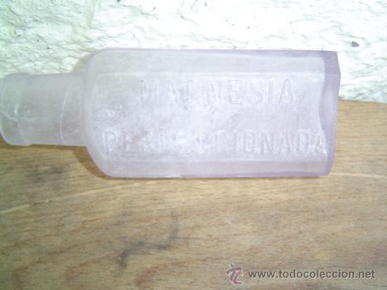Botellas antiguas: BOTELLA MAGNESIA PERFECCIONADA RELIEVE - Foto 2
