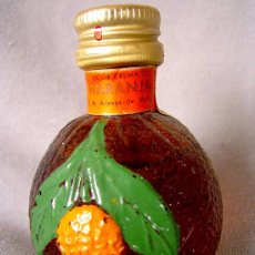 Botellas antiguas: MINIATURA DE BOTELLA CON FIGURA DE NARANJA